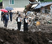 영주 토사 매몰로 숨진 부녀 눈물 속 발인