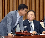 與·野 의원과 대화 나누는 이상민 위원장