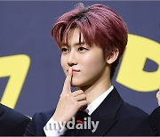 [MD포토] NCT DREAM 재민 '촉촉 입술에 검지'