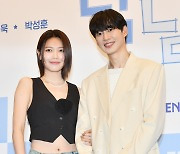 박성훈, 연진아 나 소녀시대 수영이랑 팔짱 끼고 사진 찍었어 [포토엔HD]