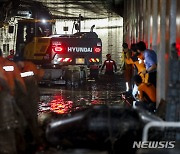 '이틀 철야에도 차량 육안 식별안돼' 청주 지하차도 수색 난항