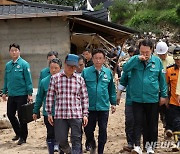 경북 예천 산사태 피해 현장 둘러보는 윤 대통령