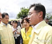 궁평2지하차도에서 인사 나누는 김기현-배진교