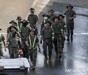 휴식 취하는 군 장병