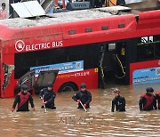 747번 버스기사 “창문 깨드릴테니 탈출하라”…시민들 애도