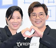 [T포토] 전혜진-안재욱 '중년의 달달함'