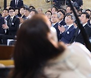 김예지 의원 연주 바라보는 한동훈 장관