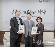 박민식 장관, 한미참전용사 10대 영웅 선정 기념품 전달