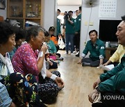 산사태 피해 주민들 격려하는 윤석열 대통령