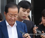 윤재옥 원내대표와 면담 마치고 기자 질문받는 홍준표 대구시장