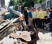 공주 수해 현장 방문한 박광온