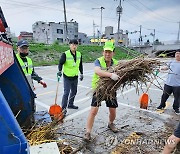 원주천 둔치 정화 활동하는 조남현 시설관리공단 이사장