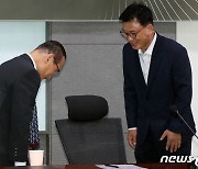 위성락 전 본부장과 인사 나누는 박광온 원내대표