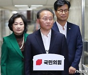 취재진 질문 받는 윤재옥 원내대표