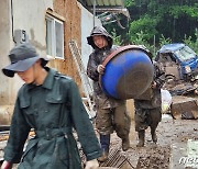 진흙 범벅이 된 육군 50사단 장병들