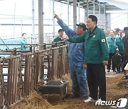 집중호우 피해 축산 농가 찾은 윤석열 대통령