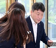 [머니S포토] 취재진 질문받는 남창희 롯데하이마트 대표이사