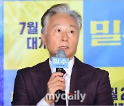 [MD포토] 김종수 '세관원으로 열연'