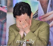 [MD포토] 류승완 '감독 칭찬에 대쳐하는 자세'