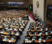 [속보] '영아 살해·유기시 최대 사형' 형법 개정안, 국회 통과