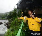 현장점검하는 장충남 남해군수