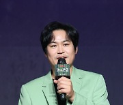 인사말하는 김성균