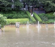 물에 잠긴 부산 온천천 산책로와 운동기구