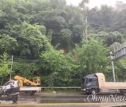 경남 계속 비 ... 창원 팔용산 비탈면 유실 징조에 통제