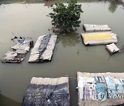 INDIA flood YAMUNA STAGNANT WATER DISEASES