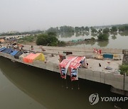 INDIA flood YAMUNA STAGNANT WATER DISEASES