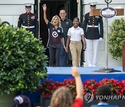 USA FIRST LADY SOCCER