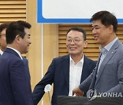 김병욱, 박정 의원과 대화하는 이방수 LG에너지솔루션 사장