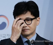 안경 고쳐쓰는 한동훈 장관