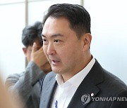 그룹 회의 참석하는 강성현 대표