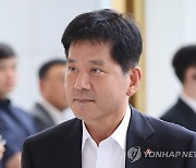 그룹 회의 참석하는 김연섭 대표