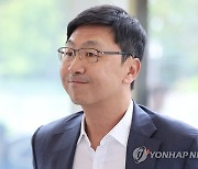 그룹 회의 참석하는 이창엽 대표