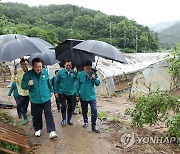 공주 집중호우 피해 농가 찾은 윤석열 대통령