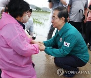 집중호우 침수 피해 주민 위로하는 한덕수 총리