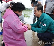 한덕수 총리, 집중호우 침수 피해 주민 위로