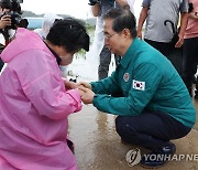 한덕수 총리, 침수 피해 주민 위로