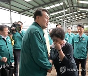 집중호우 피해 축산농가 위로하는 윤석열 대통령