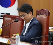 시계보는 박준식 위원장