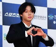 [TEN포토] 박지훈 '영웅의 하트'