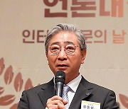 '환자진료 헌신' 윤동섭 연세의료원 원장, '2023 인터넷신문 언론대상' 특별상 수상