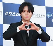 [포토] 박지훈, '훈훈한 하트'