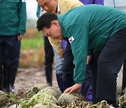 논산·공주 찾은 윤 대통령 "함께 힘을 모으면 어려움도 곧 극복"