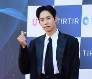 [포토] 박성훈, '멋지게 손가락 하트~' (제2회 청룡시리즈어워즈)