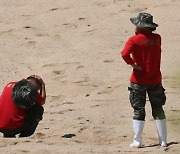 “구명조끼도 안 입히면 어떡하냐” 실종 해병대원 부모 오열