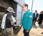 수해복구 장병 격려하는 한덕수 총리