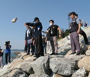 아내 바다에 빠트리고 돌 던져 살해한 30대, 현장검증